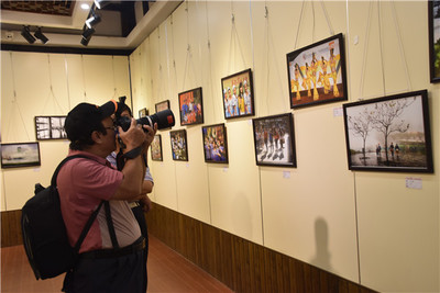 “庆祝香港回归祖国二十周年摄影作品展”在榕开幕